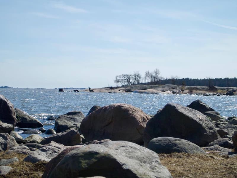 Sisä-Hatu in front of Lauttasaari.