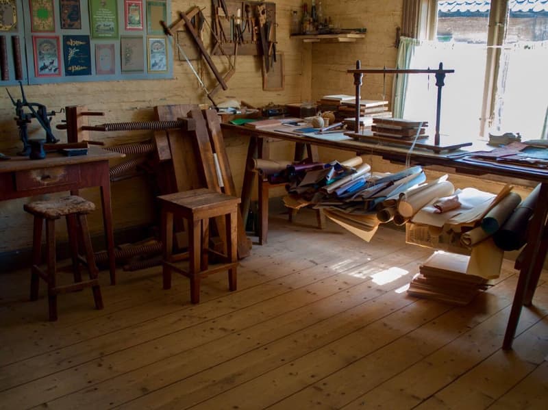 You can watch craft demonstrations at the Seurasaari buildings.