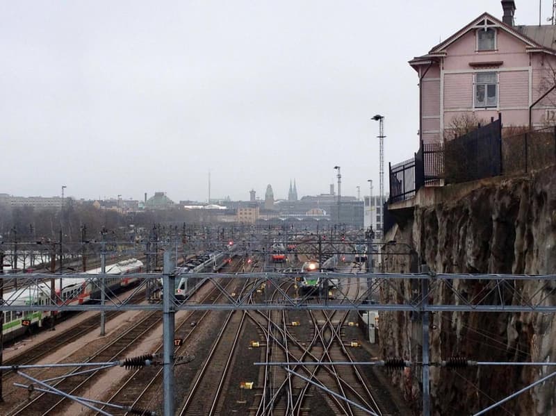 Linnunlaulu Bridge crosses all the train tracks of the main railway station.