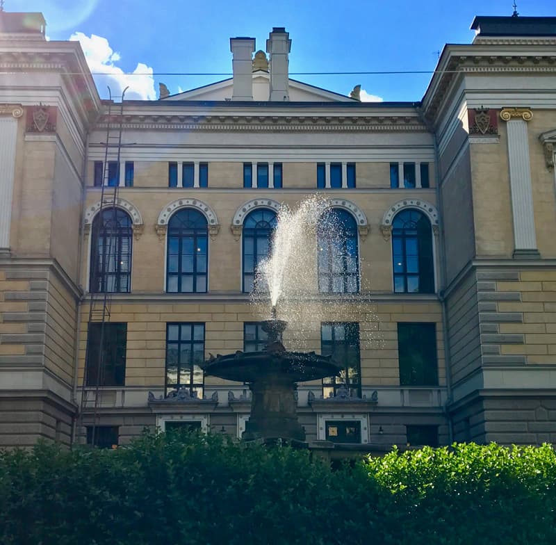 A fountain splashes at Säätyhuone Playground.