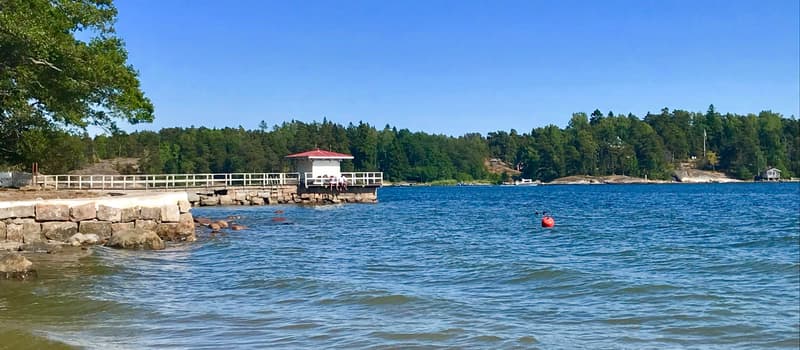Porvariskuninkaanpuisto swimming beach also has an old swimming dock.