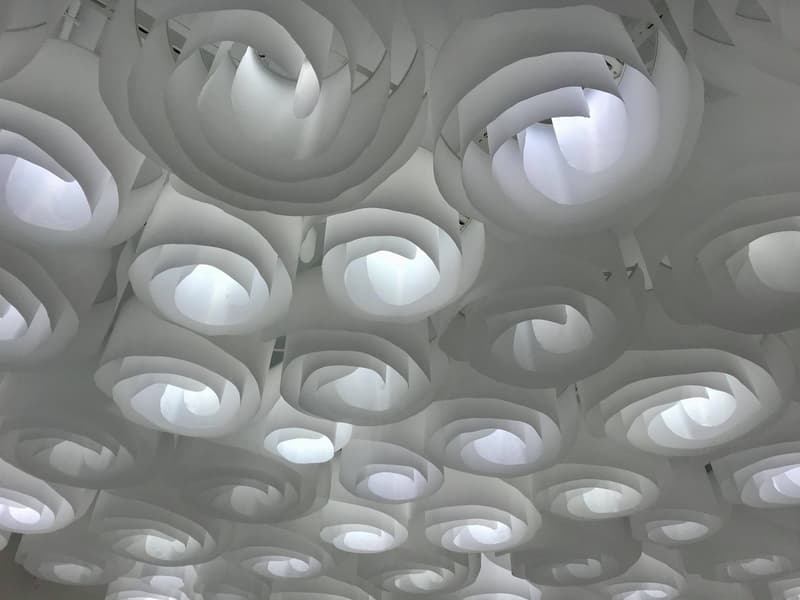 Aulan näyttävä katto kiinnittää vierailijan huomion.