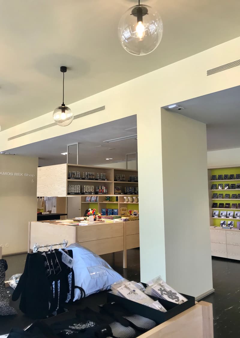 Amos Rex museokauppa sijaitsee Mannerheimintien varrella museon pääsisäänkäynnin vieressä.