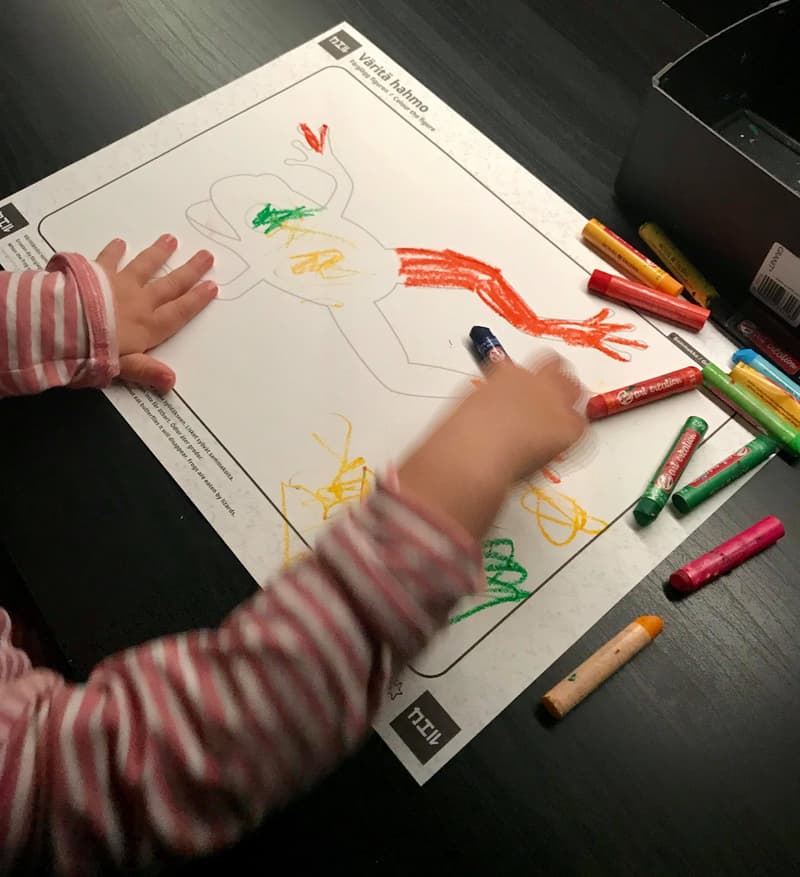 Amos Rex tarjoaa myös tekemistä: museovieraat pääsevät värittämään teamLab:in taideteokseen lisää liikkuvia osia.