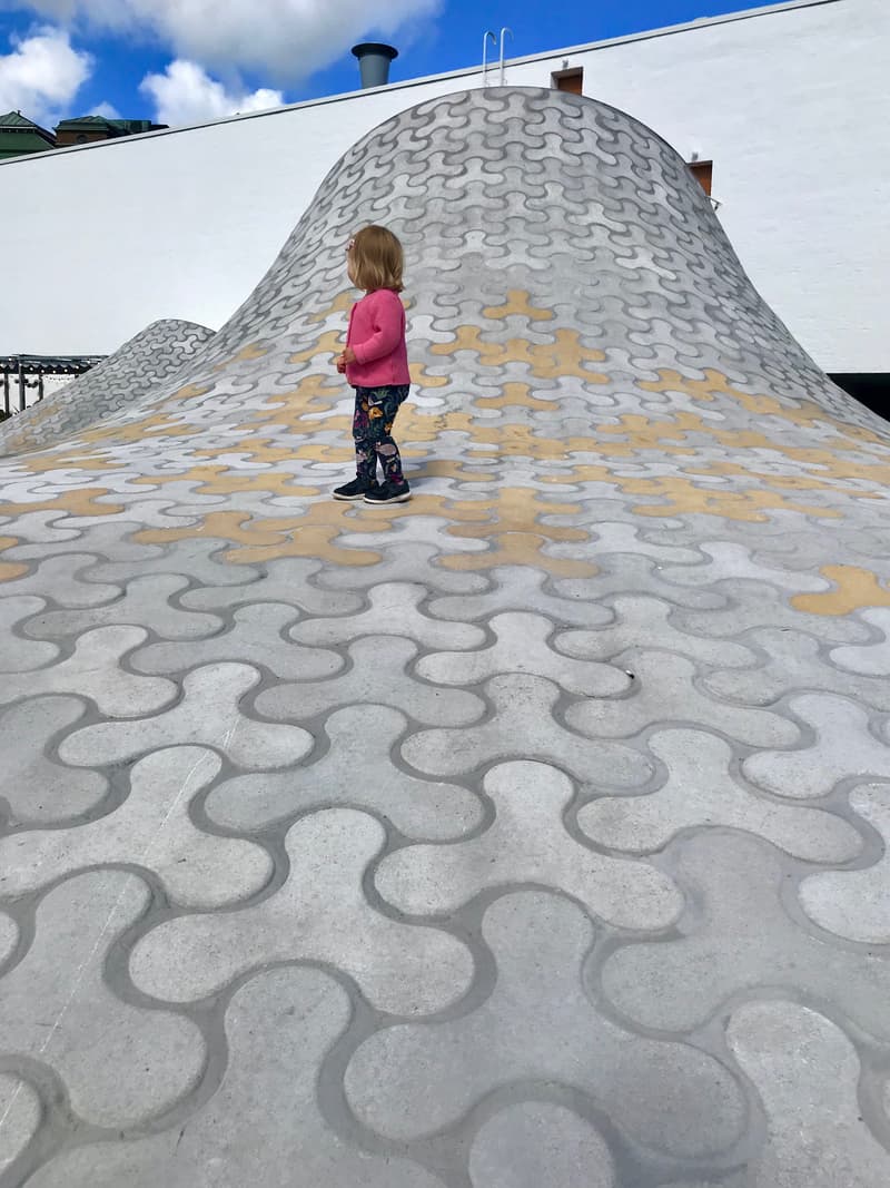 You can also get to know Amos Rex by climbing the hills in Lasipalatstilaukio square.