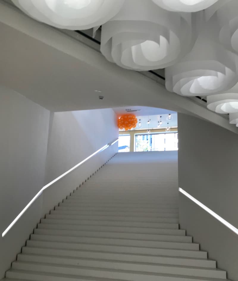 Amos Rexin aulaan vievät portaat ja upea Lasipalatsi.