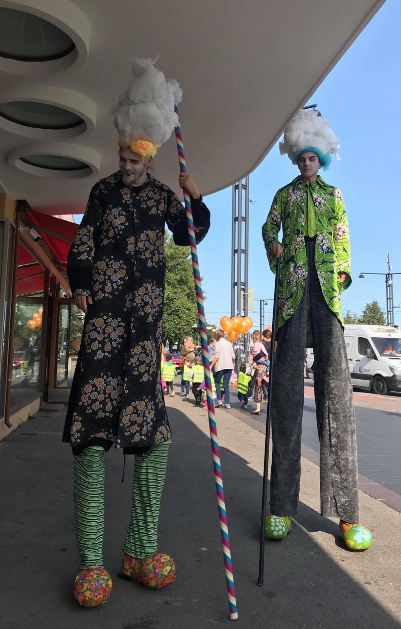 Tanssiteatteri Hurjaruuth viihdytti avajaisvieraita. 