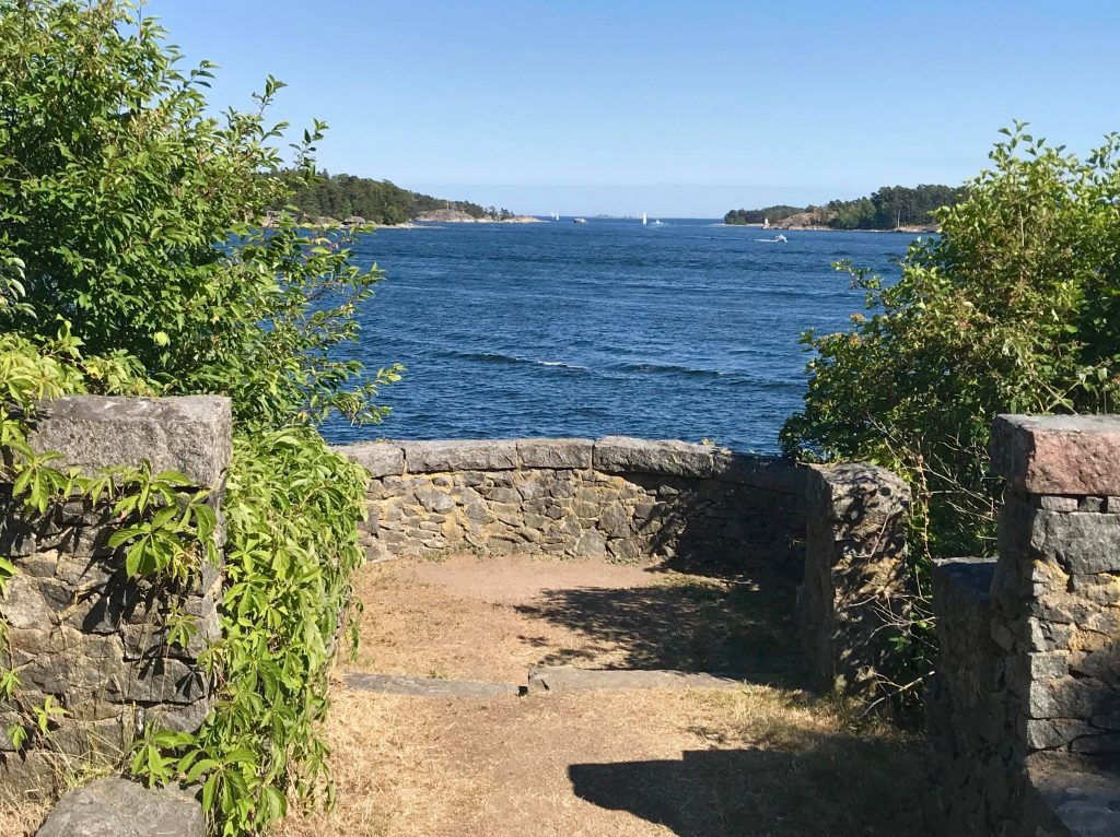 Lempipaikka Helsingissä: Puutarhan kiviparveke ja näköala Villinkiin ja Villingin salmeen.