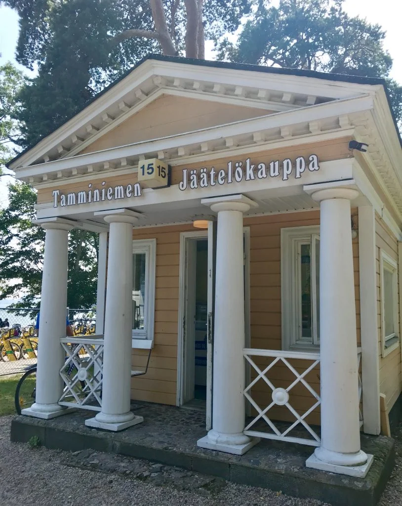 Tamminiemen jäätelökioski palvelee kesäkuukausina aivan Seurasaaren sillan kupeessa.