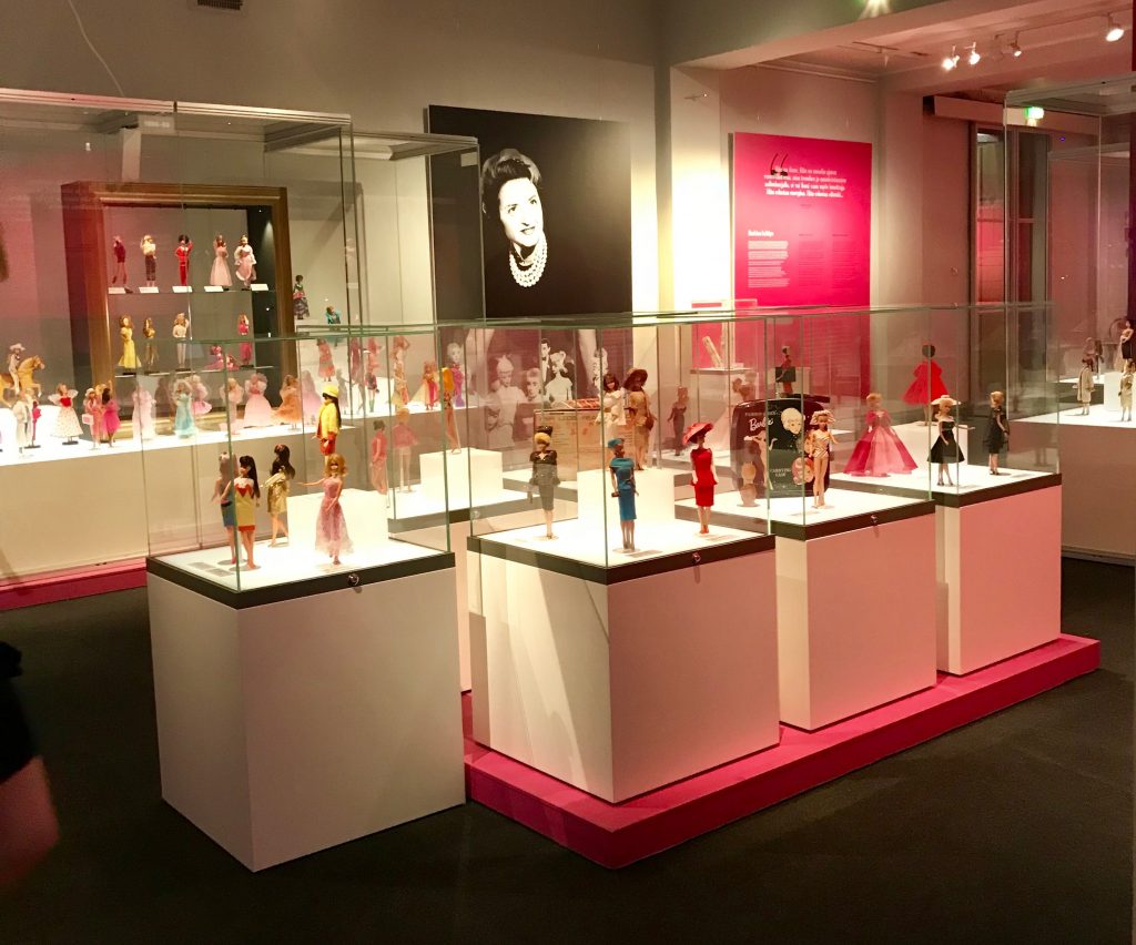 Barbie -The Icon -erikoisnäyttely Kansallismuseossa esittelee Barbien historiaa 1950-luvulta tähän päivään.